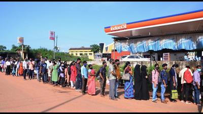 Mangaluru: Travellers wait in a queue to get their COVID-19 test report checked by officials at Talapady checkpost at Kerala-Karnataka border in Mangaluru, Monday, August 2, 2021. (PTI Photo)(PTI08_02_2021_000199B) (PTI) Mangaluru: Travellers wait in a queue to get their COVID-19 test report checked by officials at Talapady checkpost at Kerala-Karnataka border in Mangaluru, Monday, August 2, 2021. (PTI Photo)(PTI08_02_2021_000199B) (PTI)