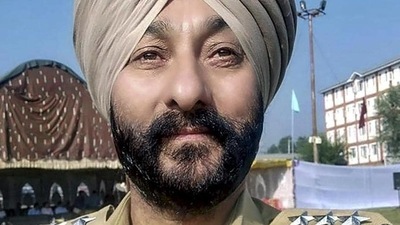 Davinder Singh was dismissed from service by lieutenant governor Manoj Sinha in a May 20 order (PTI photo) Davinder Singh was dismissed from service by lieutenant governor Manoj Sinha in a May 20 order (PTI photo)