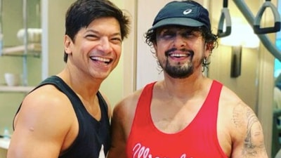 Sonu Nigam and Shaan pose together. Sonu Nigam and Shaan pose together.