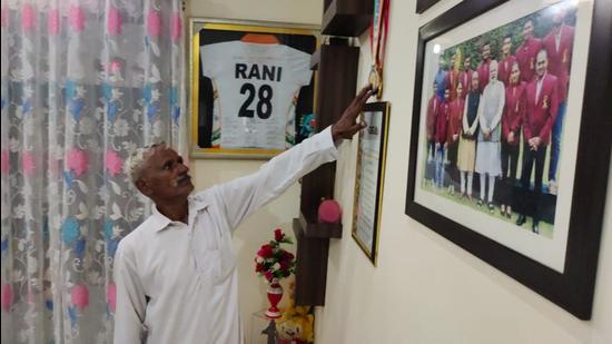Skipper Rani Rampal’s father showing her medals at their home in Shahbad of Kurukshetra. (HT FILE)