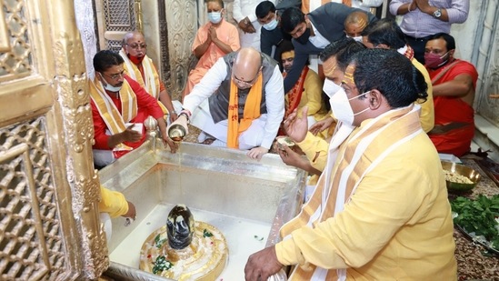 Union Home minister Amit Shah performs rituals at Shri Kashi Vishwanath Temple, in Varanasi on August 1.(ANI)