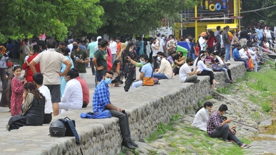 The city administration has been issuing challans at the lake to control the number of visitors but their attempt proved futile. The lake has been crowded by locals and travellers from other parts of Punjab and the neighbouring Haryana especially during the morning and evening hours.(Photo by Keshav Singh/Hindustan Times)