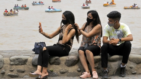 According to reports, Baljinder Singh Bittu, the Chairman of Federation of Sectors Welfare Association of Chandigarh, has put forward the idea of a slot system for visitor entry. (Keshav Singh/Hindustan Times)