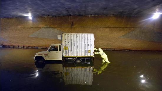 A waterlogged stretch in Delhi. PWD has identified 7 problem spots and short- and long-term solutions to tackling waterlogging in the stretches. (Sanjeev Verma/Hindustan Times)