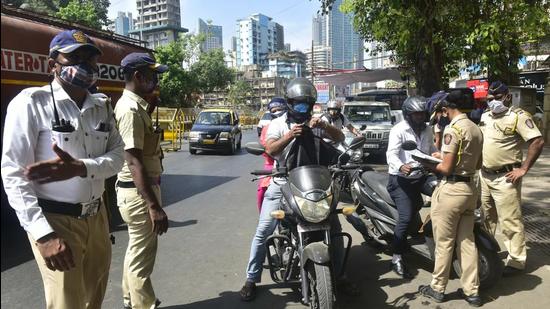 These cops have sent 3,149 driving licences for suspension from Mumbai, where 265,000 traffic offences have been registered. (HT File)