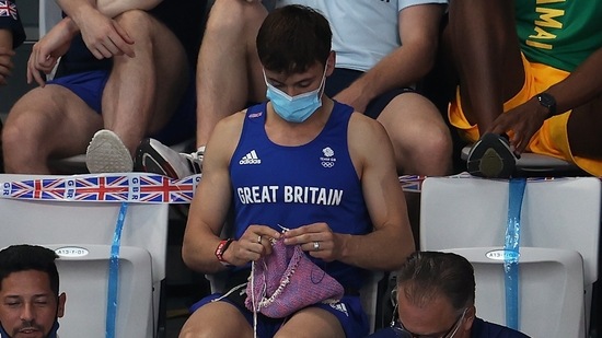 The image shows Tom Daley knitting.(Twitter/@Olympics)