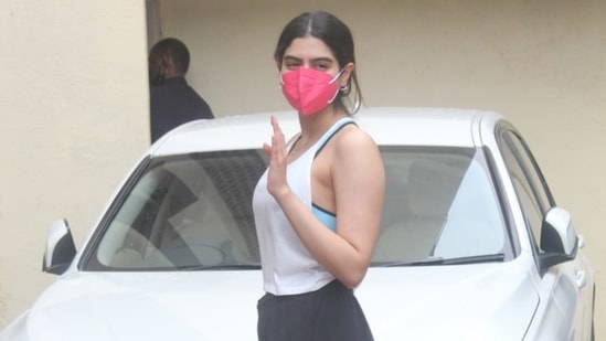Khushi Kapoor wore a white dropped armhole tank top and joggers to the gym.(Varinder Chawla)
