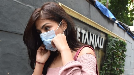 Rhea Chakraborty wore a pink crop top and jeans as she made a salon visit.(Varinder Chawla)