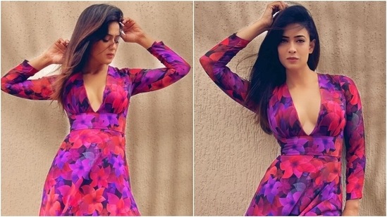 Shweta Tiwari is ravishing in thigh-slit floral midi, daughter Palak Tiwari calls her hot(Instagram/@palak.tiwari)