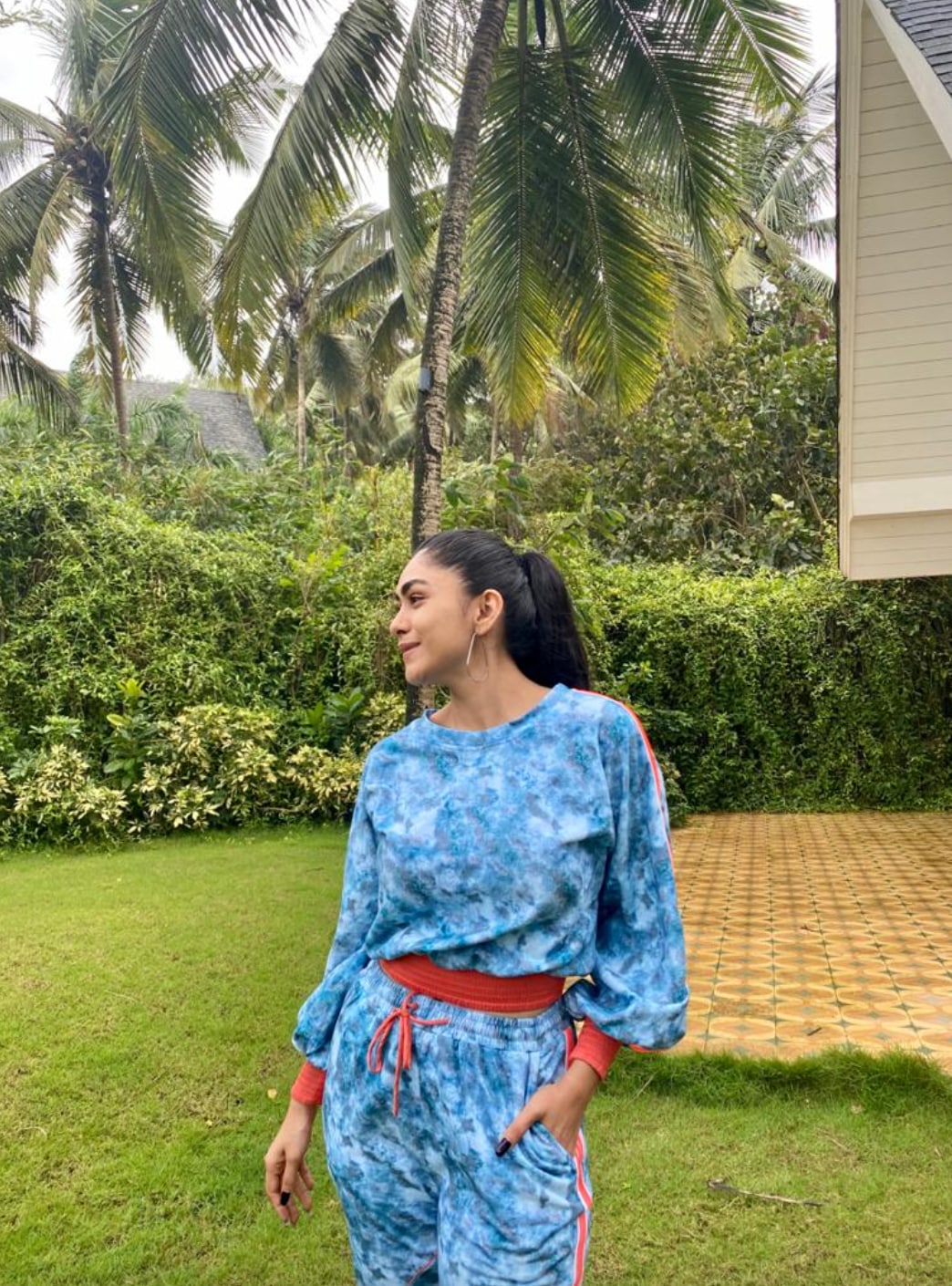 Mrunal Thakur slays hipster off-duty aesthetic in ₹13.6k blue printed ...