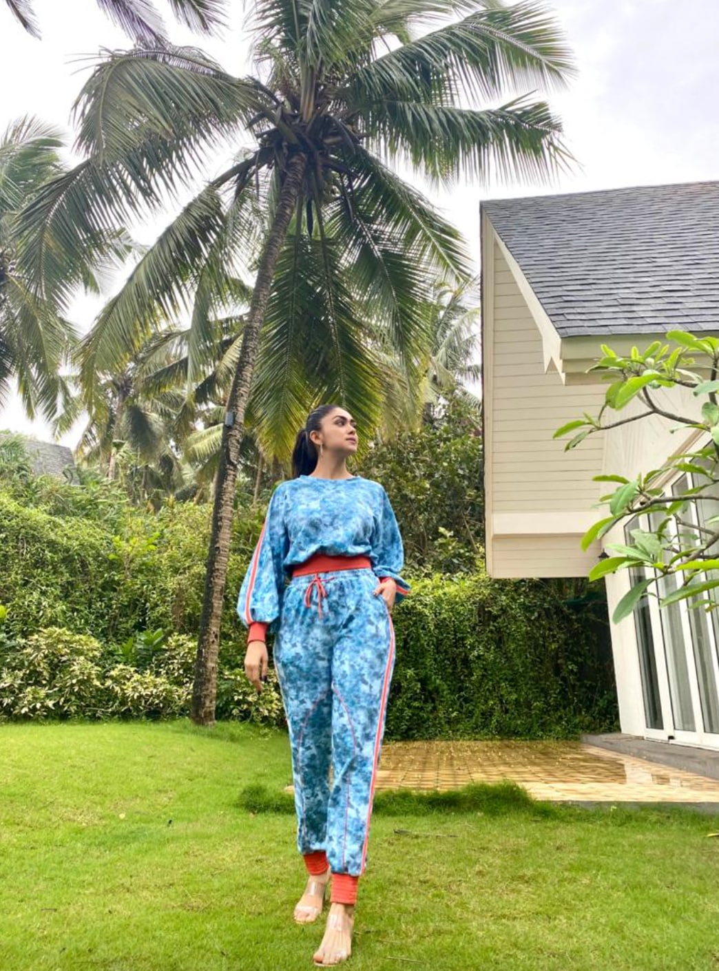 Mrunal Thakur slays hipster off-duty aesthetic in ₹13.6k blue printed ...