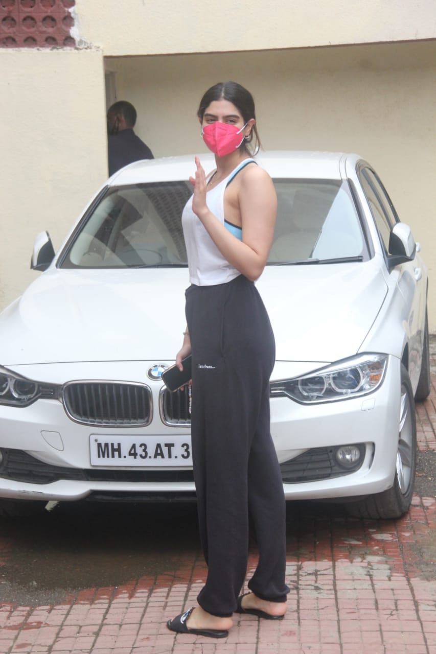 Khushi Kapoor wore a white dropped armhole tank top and joggers to the gym.