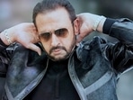 Gulshan Grover has a hilarious reaction to MS Dhoni's new hair style. Gulshan Grover has a hilarious reaction to MS Dhoni's new hair style.