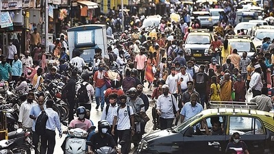 A crowded Dadar market in the evening after Maharashtra government allowed shopkeepers to open their shops till 10pm in Mumbai, India, on Tuesday. (Satish Bate/HT PHOTO) A crowded Dadar market in the evening after Maharashtra government allowed shopkeepers to open their shops till 10pm in Mumbai, India, on Tuesday. (Satish Bate/HT PHOTO)