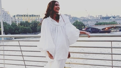 In June this year, Sonam Kapoor Ahuja stepped out to attend a musical by British Indian sitar player Anoushka Shankar and looked breathtaking in an all-white ensemble. Sonam donned a voluminous top made with layers of off-white cotton Khadi. The top came with a relaxed fit and sported balloon sleeves along with a finely pleated bib construction and ruffled detailing on the edges, all done by hand. The diva teamed it with a white khadi skirt that ended just below her knees and looked simple yet extra ordinary for a summery or windy day. Completing her attire with a pair of black pointed kitten heeled mules from Le Monde Beryl, Sonam accessorised her look with a brown sling bag. ( Instagram/sonamkapoor) In June this year, Sonam Kapoor Ahuja stepped out to attend a musical by British Indian sitar player Anoushka Shankar and looked breathtaking in an all-white ensemble. Sonam donned a voluminous top made with layers of off-white cotton Khadi. The top came with a relaxed fit and sported balloon sleeves along with a finely pleated bib construction and ruffled detailing on the edges, all done by hand. The diva teamed it with a white khadi skirt that ended just below her knees and looked simple yet extra ordinary for a summery or windy day. Completing her attire with a pair of black pointed kitten heeled mules from Le Monde Beryl, Sonam accessorised her look with a brown sling bag. ( Instagram/sonamkapoor)