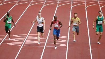Tokyo 2020 Olympics - Athletics - Men's 200m - Round 1 - Olympic Stadium, Tokyo, Japan - August 3, 2021. Sydney Siame of Zambia, Robin Vanderbemden of Belgium, Erriyon Knighton of the United States, Steven Mueller of Germany and Gediminas Truskauskas of Lithuania in action during Heat 4 REUTERS/Phil Noble (REUTERS)