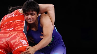 Tokyo 2020 Olympics - Wrestling - Freestyle - Women's 62kg - Last 16 - Makuhari Messe Hall A, Chiba, Japan - August 3, 2021. Sonam Sonam of India in action against Bolortuya Khurelkhuu of Mongolia REUTERS/Leah Millis (REUTERS)
