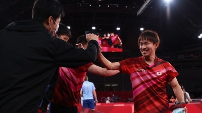 Tokyo 2020 Olympics - Table Tennis - Men's Team - Quarterfinal - Tokyo Metropolitan Gymnasium - Tokyo, Japan - August 3, 2021. Koki Niwa of Japan celebrates with Jun Mizutani of Japan, Tomokazu Harimoto of Japan and coach Yosuke Kurashima after winning his match against Mattias Falck of Sweden REUTERS/Thomas Peter (REUTERS)