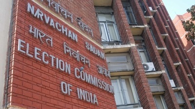 The commission, which comprises chief election commissioner Sushil Chandra and election commissioners Rajiv Kumar and Anup Chandra Pandey, will oversee the operations. (Arvind Yadav/HT File Photos)