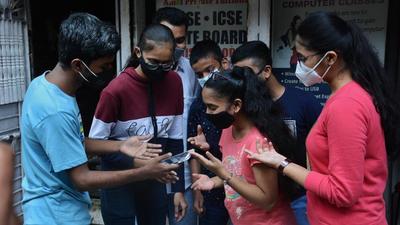 Class 10 CBSE board students celebrate after checking their results on their mobile, in Thane. (HT PHOTO) Class 10 CBSE board students celebrate after checking their results on their mobile, in Thane. (HT PHOTO)