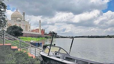 Rising water of the Yamuna adds to the beauty of the Taj Mahal in Agra. (Ranvijay Singh/HH) Rising water of the Yamuna adds to the beauty of the Taj Mahal in Agra. (Ranvijay Singh/HH)