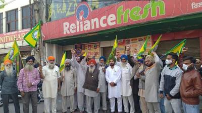 Farmer unions protesting outside a Reliance store in Ludhiana in November 2020. The siege has continued for nine months. (HT file photo) Farmer unions protesting outside a Reliance store in Ludhiana in November 2020. The siege has continued for nine months. (HT file photo)