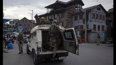 Security forces at the shoot-out site in Srinagar on Tuesday. (Waseem Andrabi/Hindustan Times)