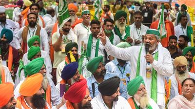 Bharatiya Kisan Union leader Rakesh Tikait addresses farmers. (PTI) Bharatiya Kisan Union leader Rakesh Tikait addresses farmers. (PTI)