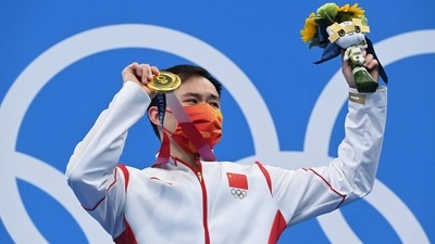 Gold medallist China's Xie Siyi poses with their medal on the podium after winning the men's 3m springboard diving final event during the Tokyo 2020 Olympic Games at the Tokyo Aquatics Centre in Tokyo on August 3, 2021. (Photo by Attila KISBENEDEK / AFP) (AFP) Gold medallist China's Xie Siyi poses with their medal on the podium after winning the men's 3m springboard diving final event during the Tokyo 2020 Olympic Games at the Tokyo Aquatics Centre in Tokyo on August 3, 2021. (Photo by Attila KISBENEDEK / AFP) (AFP)