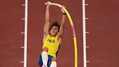 Sweden's Armand Duplantis competes in the men's pole vault final during the Tokyo 2020 Olympic Games at the Olympic Stadium in Tokyo on August 3, 2021. (Photo by Ina FASSBENDER / AFP) (AFP) Sweden's Armand Duplantis competes in the men's pole vault final during the Tokyo 2020 Olympic Games at the Olympic Stadium in Tokyo on August 3, 2021. (Photo by Ina FASSBENDER / AFP) (AFP)