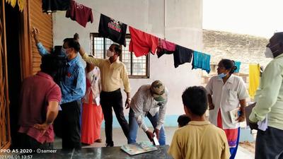 On Monday, over 49 blood smear samples were collected for testing and sent to the NIV. Of these 49, two include those with fever, eight pregnant women, 13 high-risk contacts and 25 migrant workers. A total of 15 teams surveyed 3,430 people in six villages that fall within the 5-km radius. (HT PHOTO)