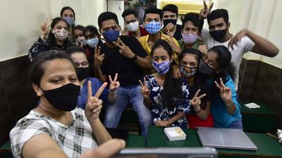 HSC students celebrate at Girgaum. (Anshuman Poyrekar/HT PHOTO) HSC students celebrate at Girgaum. (Anshuman Poyrekar/HT PHOTO)