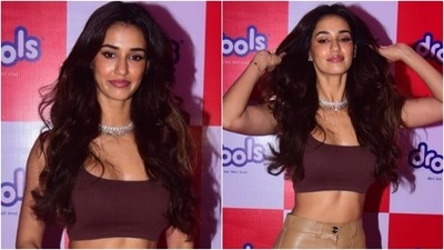 Disha arrived at the event wearing a trendy bralette and pants set in different shades of brown. She chose a dark brown sleeveless crop top and flaunted her toned midriff in it. (Varinder Chawla)