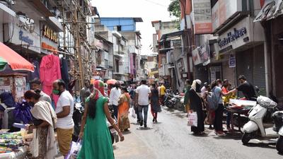 Traders in Pune marched while beating utensils to register their protest against no relaxations given in curfew to the district. (HT Photo) Traders in Pune marched while beating utensils to register their protest against no relaxations given in curfew to the district. (HT Photo)