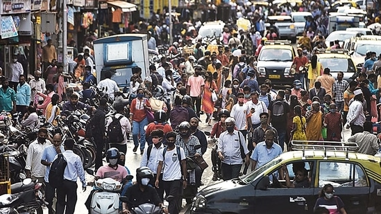 A crowded Dadar market in the evening after Maharashtra government allowed shopkeepers to open their shops till 10pm in Mumbai, India, on Tuesday. (Satish Bate/HT PHOTO)