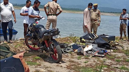 Police personnel inspect the site after a helicopter of the Indian Army crashed in the Ranjit Sagar Dam Lake in Kathua district (HT Photo/Ravi Khajuria)