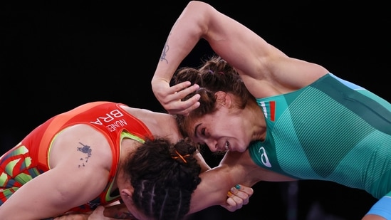 Tokyo 2020 Olympics - Wrestling - Freestyle - Women's 62kg - Last 16 - Makuhari Messe Hall A, Chiba, Japan - August 3, 2021. Lais Nunes of Brazil in action against Taybe Yusein of Bulgaria REUTERS/Leah Millis(REUTERS)