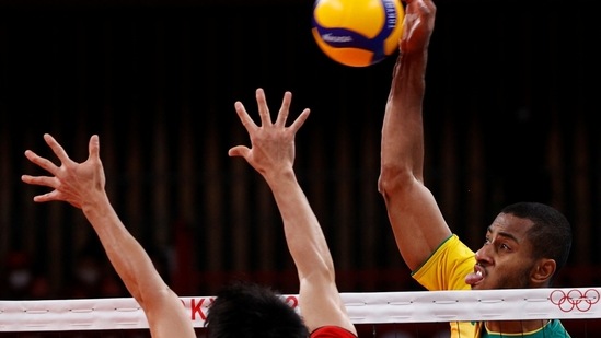 Tokyo 2020 Olympics - Volleyball - Men's Quarterfinal - Japan v Brazil - Ariake Arena, Tokyo, Japan - August 3, 2021. Lucarelli of Brazil in action with Masahiro Sekita of Japan. REUTERS/Valentyn Ogirenko(REUTERS)