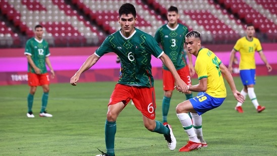 Tokyo 2020 Olympics - Soccer Football - Men - Semifinal - Mexico v Brazil - Ibaraki Kashima Stadium, Ibaraki, Japan - August 3, 2021. Vladimir Lorona of Mexico in action with Reinier of Brazil REUTERS/Henry Romero(REUTERS)