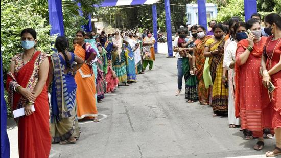 Beneficiaries stand in a queue for a dose of Covid-19 vaccine in Patna. (HT Photo)