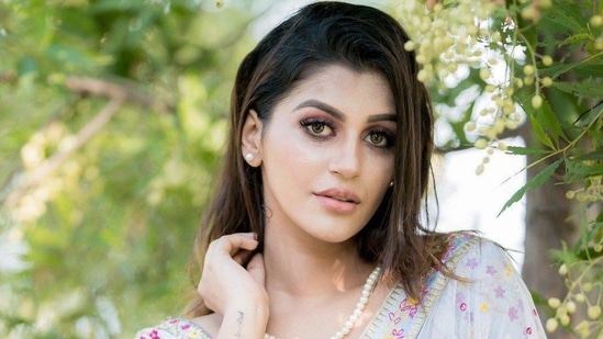 Yashika Anand has worked in films like Iruttu Araiyil Murattu Kuththu and Dhruvangal 16.