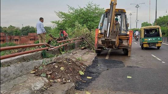 Repair works underway at the road cave-in site at Jagraon Bridge in Ludhiana on Tuesday. (Harsimar Pal/HT) Repair works underway at the road cave-in site at Jagraon Bridge in Ludhiana on Tuesday. (Harsimar Pal/HT)