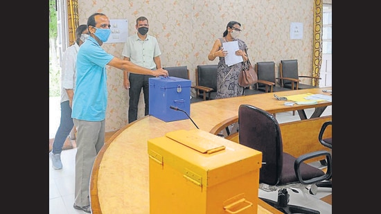 A staff member casting his vote for the Panjab University senate at Government College for Education in Sector 20, Chandigarh, on Tuesday. (Ravi Kumar/HT) A staff member casting his vote for the Panjab University senate at Government College for Education in Sector 20, Chandigarh, on Tuesday. (Ravi Kumar/HT)