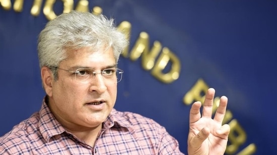 Delhi transport minister Kailash Gahlot said the order was in the works for several months now as discussions on identifying the stretches were going on in consultation with the Delhi traffic police. (Arvind Yadav/HT PHOTO)