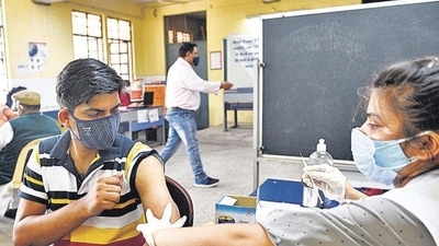 As many as 95,076 beneficiaries were administered vaccine doses in the last 24 hours. (Arvind Yadav/HT file photo)