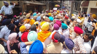 Police stopping the Sikh activists from reaching a construction site in the Golden Temple complex in Amritsar on Monday. (Sameer Sehgal/HT) Police stopping the Sikh activists from reaching a construction site in the Golden Temple complex in Amritsar on Monday. (Sameer Sehgal/HT)