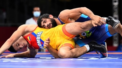 Tokyo 2020 Olympics - Wrestling - Freestyle - Men's 57kg - Last 16 - Makuhari Messe Hall A, Chiba, Japan - August 4, 2021. Oscar Eduardo Tigreros Urbano of Colombia in action against Ravi Kumar of India (REUTERS)