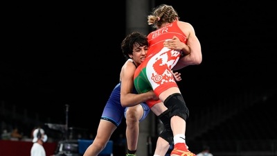 Tokyo 2020 Olympics - Wrestling - Freestyle - Women's 57kg - Last 16 - Makuhari Messe Hall A, Chiba, Japan - August 4, 2021. Iryna Kurachkina of Belarus in action against Anshu Anshu of India REUTERS/Piroschka Van De Wouw (REUTERS)
