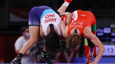 Tokyo 2020 Olympics - Wrestling - Freestyle - Women's 57kg - Last 16 - Makuhari Messe Hall A, Chiba, Japan - August 4, 2021. Iryna Kurachkina of Belarus in action against Anshu Anshu of India REUTERS/Leah Millis (REUTERS)