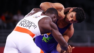 Tokyo 2020 Olympics - Wrestling - Freestyle - Men's 86kg - Last 16 - Makuhari Messe Hall A, Chiba, Japan - August 4, 2021. Ekerekeme Agiomor of Nigeria in action against Deepak Punia of India REUTERS/Leah Millis (REUTERS)